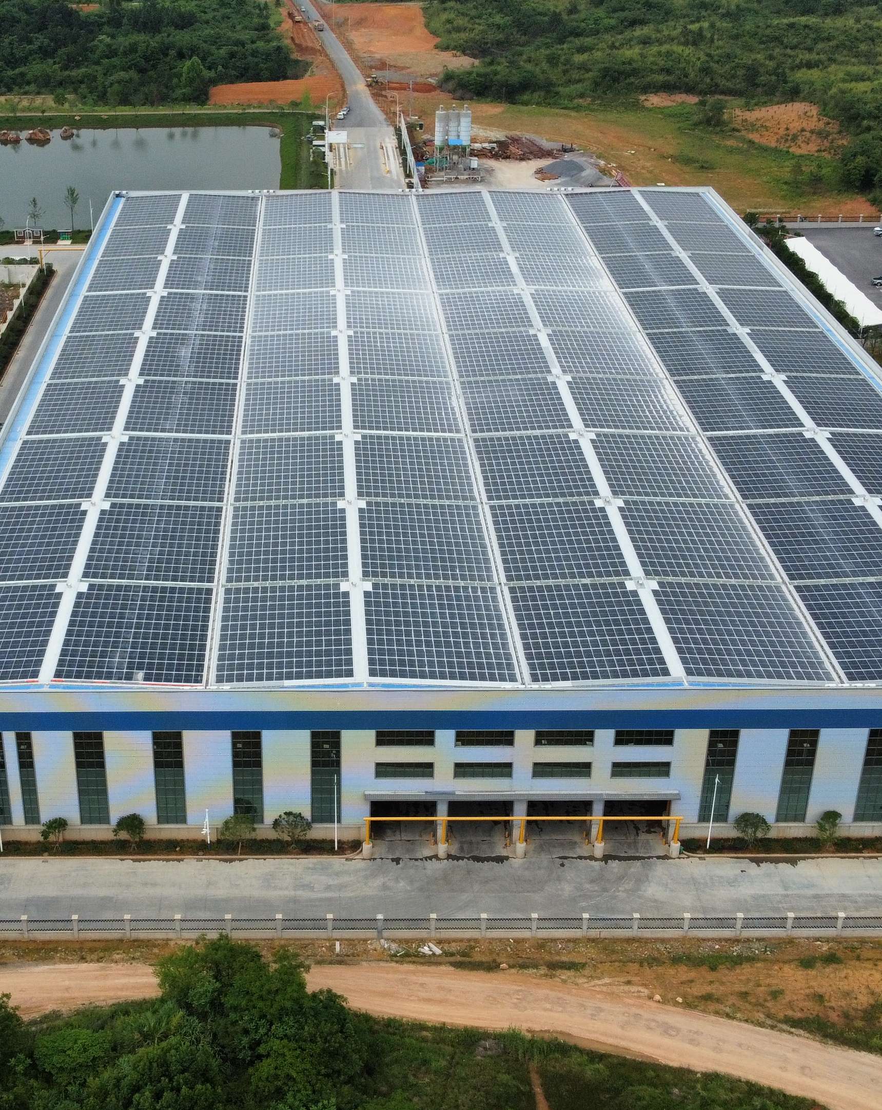2022年4月，安徽池州汇成物资4MW光伏发电BIPV项目，年发电约400万度，满足约40%用电需要.jpg